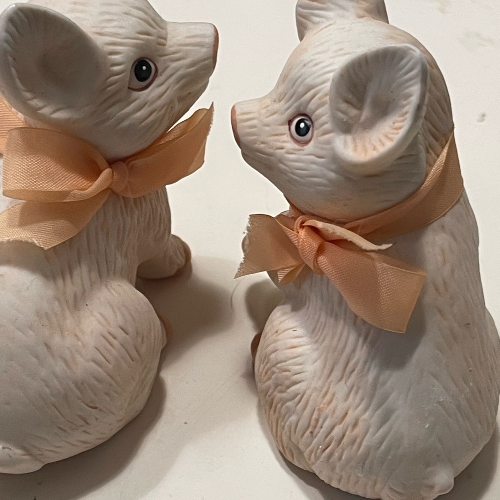 2 Pig Fingurines ENESCO Hand Painted Bisque 2.5” - Picture 2 of 9
